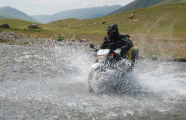 Kyrgyz motorbike trip, 4x4 off road trip